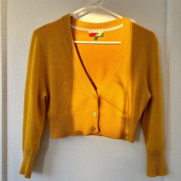 FREE ADD-ON - Size S Cropped Cardigan - Picture 2 of 5